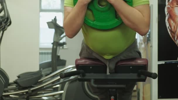 Hombre haciendo hiperextensión en el gimnasio — Vídeo de stock