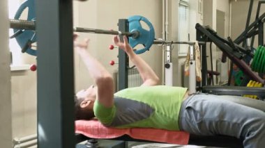 Adam fitness stüdyosunda tezgah basın yapıyor