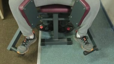 Spor salonundaki adam. Fitness. Sağlıklı yaşam tarzı