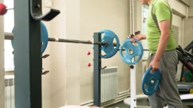 Adam fitness stüdyosunda tezgah basın yapıyor