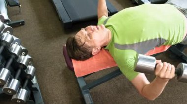 Adam fitness stüdyosunda tezgah basın yapıyor