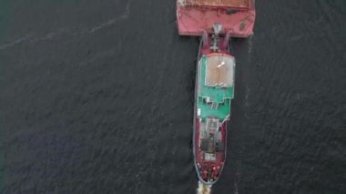 Hava araştırması, üstten görünüm. Gemi kumu ile bir mavna nehir üzerinde yüzen.