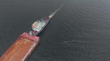 Hava araştırması, üstten görünüm. Gemi kumu ile bir mavna nehir üzerinde yüzen.