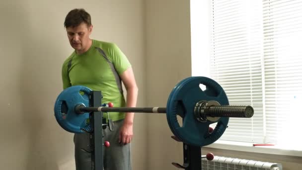 Mann macht Bankdrücken im Fitnessstudio — Stockvideo