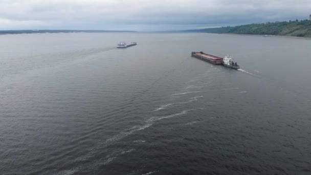 Relevé aérien, vue de dessus. Une péniche avec le sable du navire flotte sur la rivière . — Video