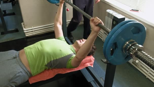 男子做板凳压在健身工作室 — 图库视频影像