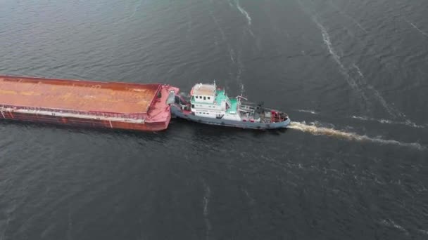 Relevé aérien, vue de dessus. Une péniche avec le sable du navire flotte sur la rivière .