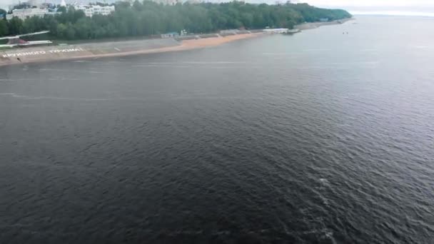 Letecký průzkum, pohled shora. Na řece pluje člun s lodním pískem. — Stock video