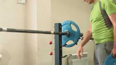 Adam fitness stüdyosunda tezgah basın yapıyor