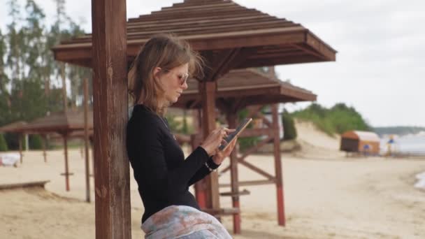 Mladá žena používá tablet. Koncepce vzdáleného podnikání — Stock video