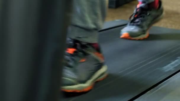 Чоловік на біговій доріжці у спортзалі. Здоровий і активний спосіб життя . — стокове відео