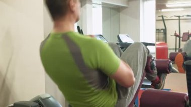Spor salonundaki adam. Fitness. Sağlıklı yaşam tarzı