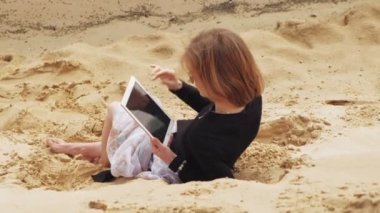 Genç bir kadın tablet kullanıyor. Uzak iş kavramı