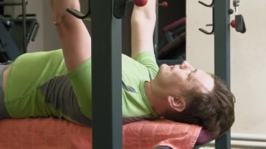 Adam fitness stüdyosunda tezgah basın yapıyor