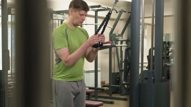 Man doet triceps oefeningen in de sportschool — Stockvideo