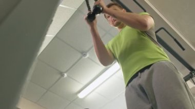 Spor salonunda triceps egzersizleri yapan adam