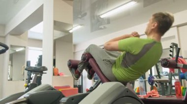 Spor salonundaki adam. Fitness. Sağlıklı yaşam tarzı