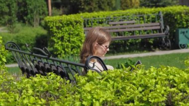 Genç bir kadın bilgisayar tableti kullanıyor. Uzak iş kavramı