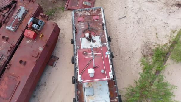 Viejos barcos oxidados en la orilla del río en la arena. Filmación aérea — Vídeos de Stock
