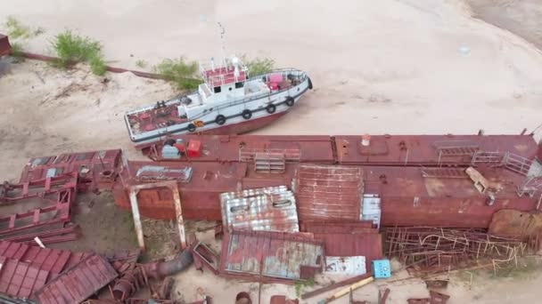 Oude roestige schepen op de rivieroever op het zand. Luchtopnames — Stockvideo