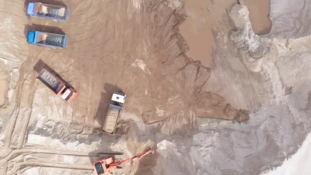 砂採石場。作業掘削機とダンプトラック。空中撮影 — ストック動画