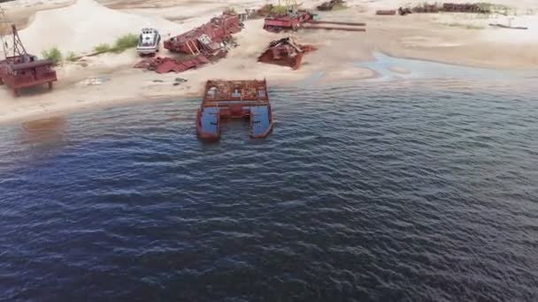 Старые ржавые корабли на берегу реки на песке. Авиационные съёмки — стоковое видео
