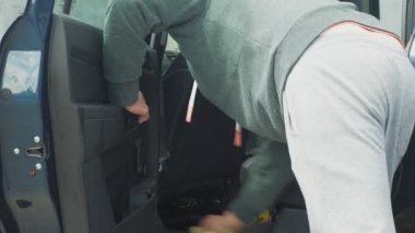 Self servis oto yıkamada arabayı yıkama işlemi.