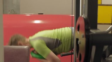 Spor salonundaki adam. Fitness. Sağlıklı yaşam tarzı