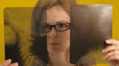 Genç bayan doktor. Sarı arka plan. Tıp konsepti.