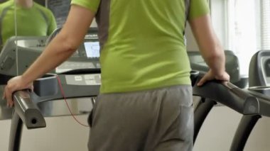 Spor salonunda koşu bandında kilolu bir adam. Fitness. Sağlıklı yaşam tarzı