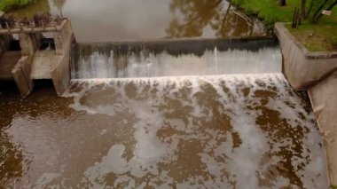 Nehirdeki baraj. Şelale. Güçlü akım. Havadan çekim