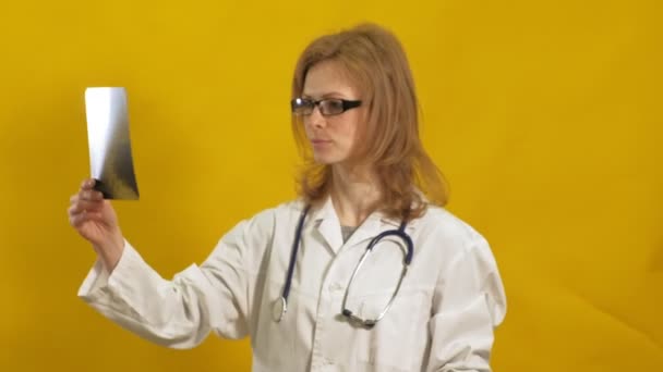 Jeune femme médecin. Fond jaune. Le concept de médecine . — Video