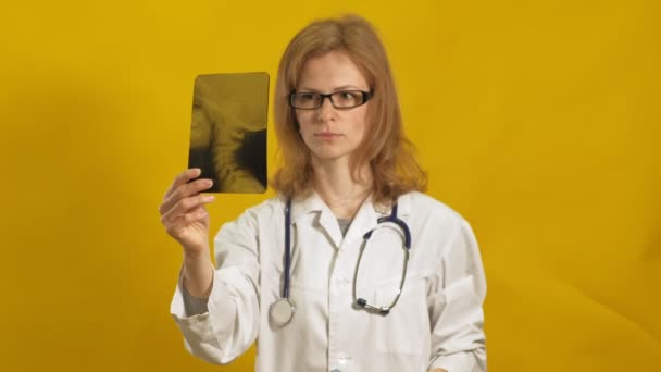 Νεαρή γιατρός. Κίτρινο φόντο. Η έννοια της ιατρικής. — Αρχείο Βίντεο