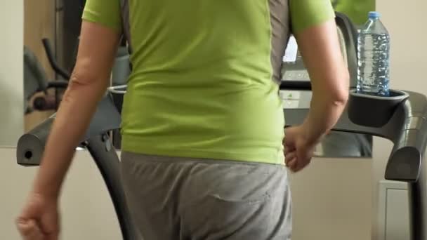 A overweight man on a treadmill in a gym. Fitness. Healthy lifestyle — Stock Video