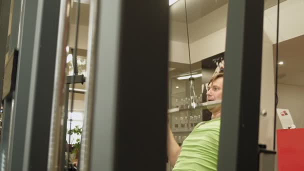 De overgewicht man deelt de bovenste blok in de sportschool. Fitness. Gezonde levensstijl. — Stockvideo