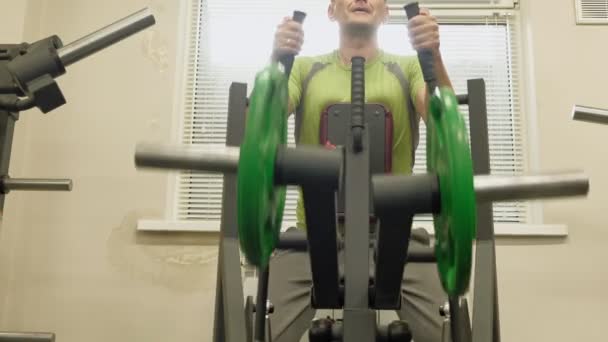व्यायामशाळा मध्ये चरबी माणूस. तंदुरुस्ती आणि खेळ. निरोगी जीवनशैली — स्टॉक व्हिडिओ