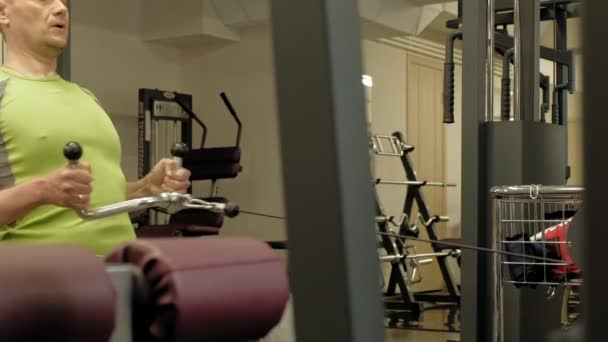 El hombre con sobrepeso comparte antojos más bajos, ejercicios de espalda, en el gimnasio. Fitness. Estilo de vida saludable — Vídeos de Stock