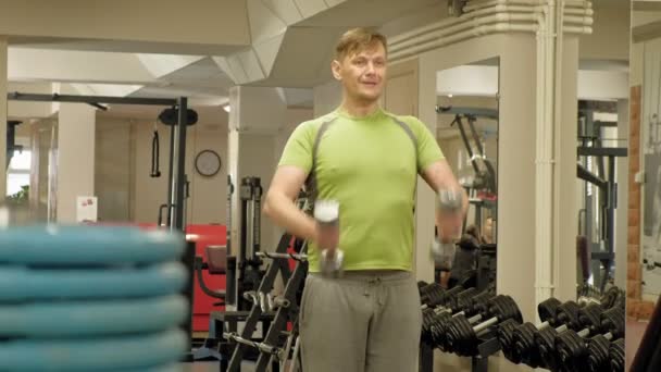 L'uomo in palestra. In forma. Stile di vita sano — Video Stock