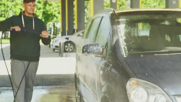 O processo de lavar o carro em uma lavagem de carro self-service . — Vídeo de Stock