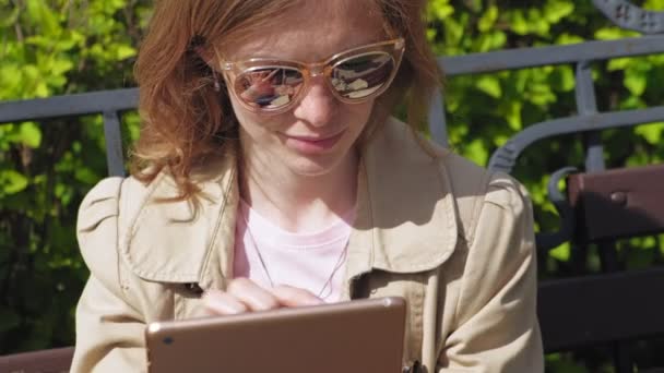 Молода жінка використовує комп'ютерний планшет. Концепція віддаленого бізнесу — стокове відео