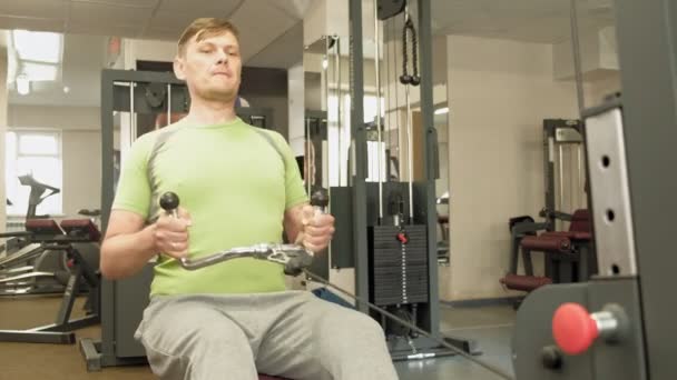 Muž s nadváhou sdílí nižší krky, zadní cvičení, v tělocvičně. Fitness. Zdravý životní styl — Stock video