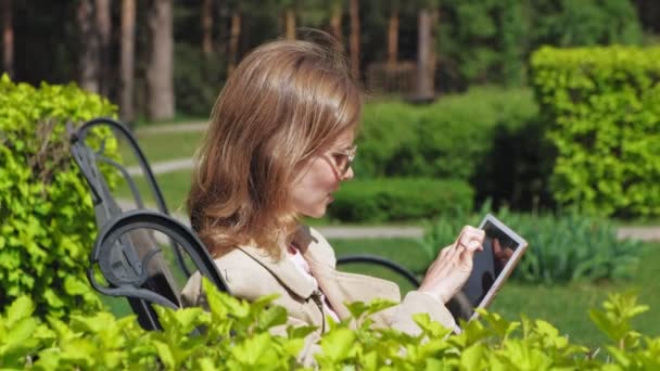 A young woman uses a computer tablet. Remote business concept — Stock Video