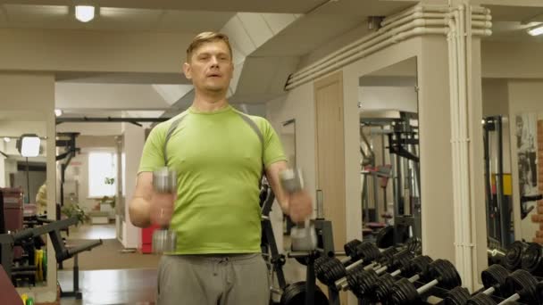 Mannen i gymmet. Fitness. Hälsosam livsstil — Stockvideo