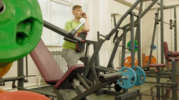 Hombre gordo en el gimnasio. Fitness y deporte. Estilo de vida saludable — Vídeo de stock