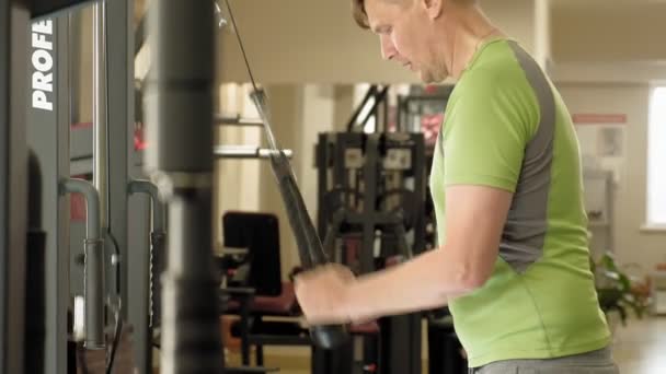 Ο άντρας στο γυμναστήριο. Γυμναστήριο. Υγιεινός τρόπος ζωής — Αρχείο Βίντεο