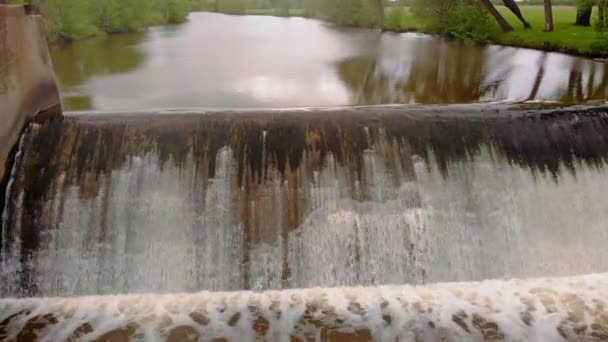 Дамба на річці. Водоспад. Сильний струм. Повітряні зйомки — стокове відео