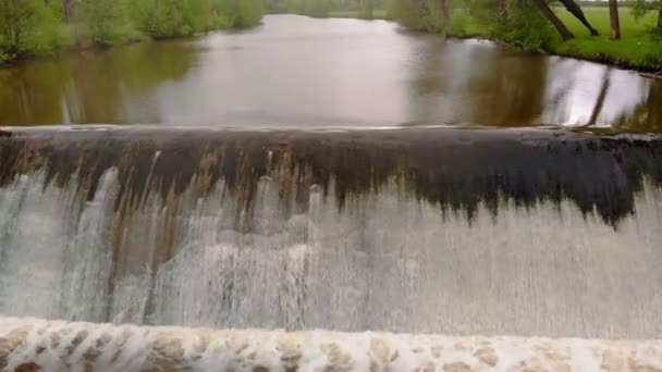川のダム滝。強い電流。空中撮影 — ストック動画