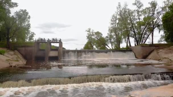Damm am Fluss. Wasserfall. starke Strömung. Luftaufnahmen — Stockvideo