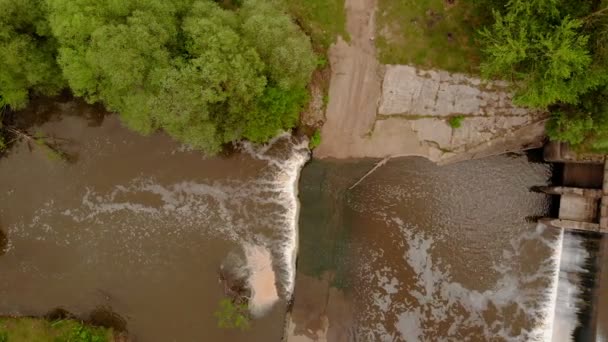 Dam na rzece. Wodospad. Silny prąd. Filmowanie lotnicze — Wideo stockowe