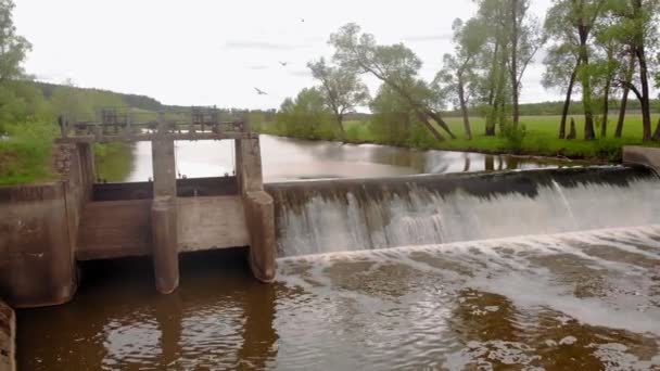 Presa en el río. Cascada. Corriente fuerte. Filmación aérea — Vídeos de Stock